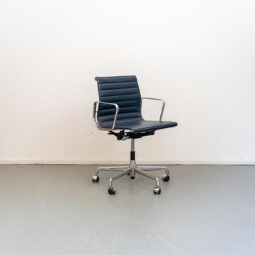 4 Vitra Eames Ea118 bureaustoel Blauw Leer Chroom beschikbaar voor biedingen
