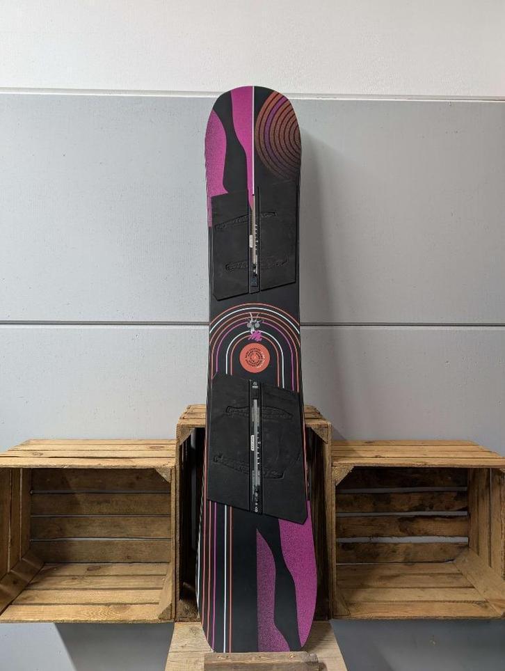 Burton namedropper 155cm snowboard paars, Sport en Fitness, Snowboarden, Zo goed als nieuw, Board, Ophalen of Verzenden