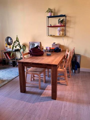 Eettafel + 6 houten stoelen beschikbaar voor biedingen
