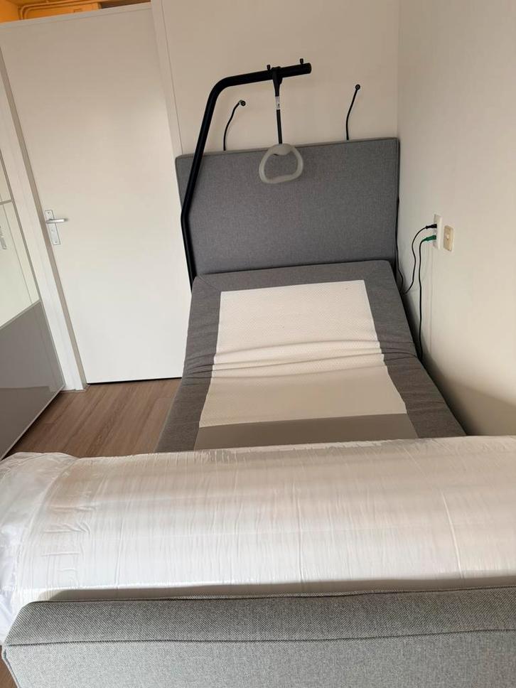 Electrisch senioren bed 1meter bij 2 meter met nieuw matras, Huis en Inrichting, Slaapkamer | Boxsprings, Zo goed als nieuw, 100 cm