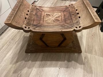 Afrikaanse tribale gesneden houten kruk beschikbaar voor biedingen