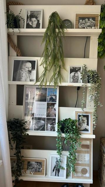 Leuk wandrek foto rek tijdschriftenrek beschikbaar voor biedingen