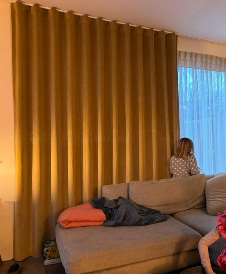 Overgordijnen met wave plooi. Velvet okergeel, Huis en Inrichting, Stoffering | Gordijnen en Lamellen, Zo goed als nieuw, 200 cm of meer