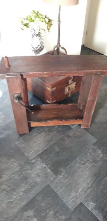 Antiek vintage werkbankje met bankschroef.  beschikbaar voor biedingen