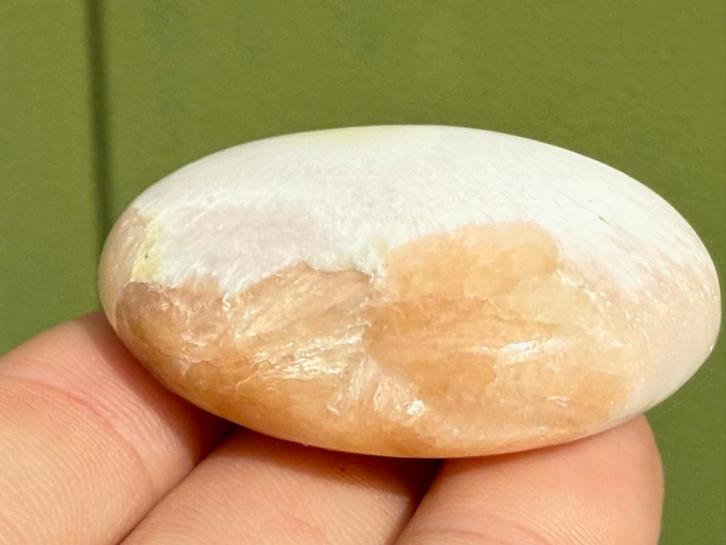 Perzik Scoleciet Stilbiet handsteen mineralen AA, Verzamelen, Mineralen en Fossielen, Mineraal, Ophalen of Verzenden