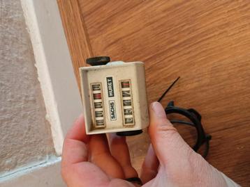 Ouderwetse kilometerteller van sachs  beschikbaar voor biedingen