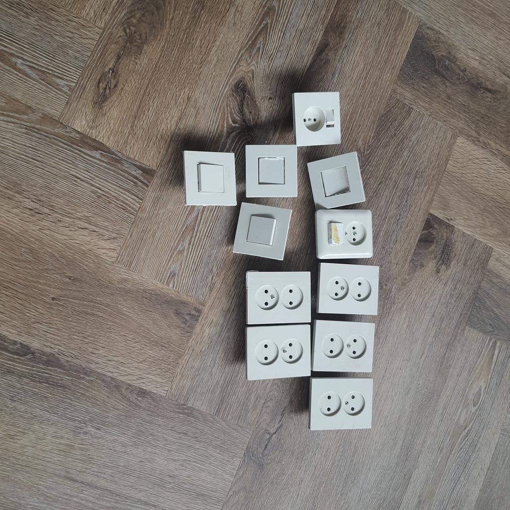 Diverse stopcontacten en schakelmateriaal retro, Ophalen, Gebruikt