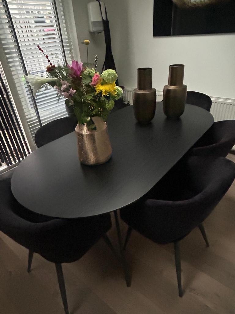 Zwarte eettafel met stalen poot, Huis en Inrichting, Ophalen, Gebruikt, 50 tot 100 cm, Vier personen