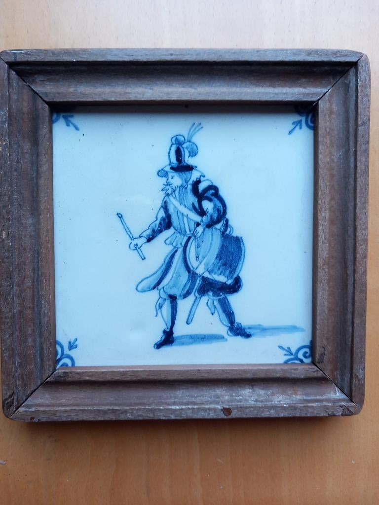 Makkumer tegel afbeelding tamboer drummer soldaat militair, Antiek en Kunst, Antiek | Wandborden en Tegels, Ophalen of Verzenden