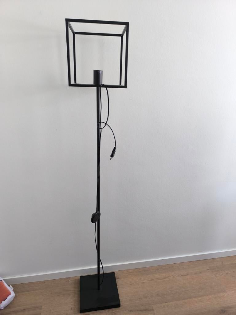 Moderne zwarte vloerlamp met kubus design, Huis en Inrichting, Ophalen, Modern, Industrieel, Zo goed als nieuw, Metaal