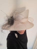Elegante crèmekleurige hoed met veren, Hoed, One size fits all, Ophalen of Verzenden, Onbekend