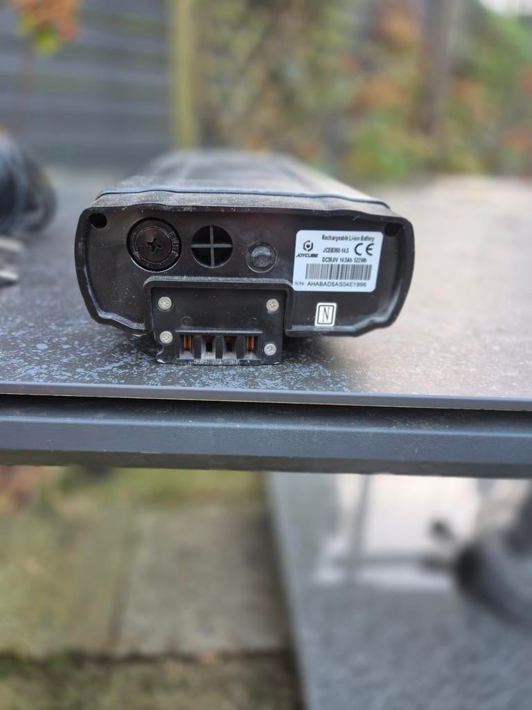 Defecte originele Stella accu met lader, Fietsen en Brommers, Fietsaccessoires | Fietsaccu's, Gebruikt, Ophalen