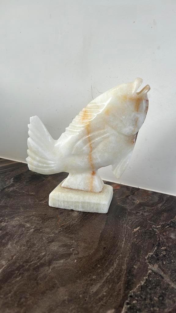 Prachtig handgesneden albasten visbeeld, Antiek en Kunst, Kunst | Beelden en Houtsnijwerken, Ophalen of Verzenden