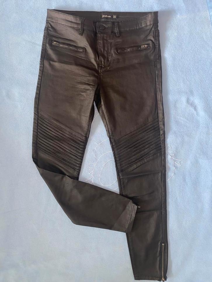 Nieuwe leuke leatherlook Jeans broek maat 42 Stradivarius, Kleding | Dames, Spijkerbroeken en Jeans, Nieuw, W30 - W32 (confectie 38/40)