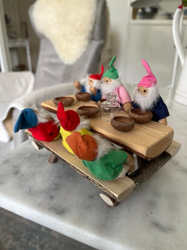 Houten tafel met bankjes en zes kaboutertjes, Ophalen of Verzenden, Nieuw