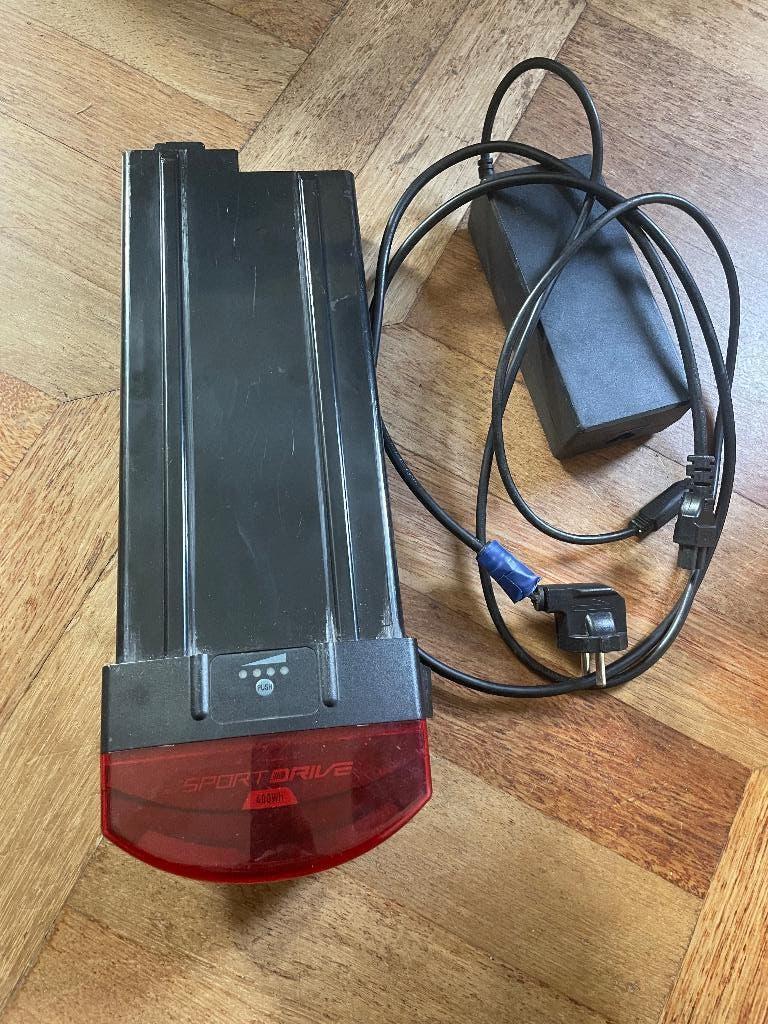 Phylion Sportdrive Fietsaccu 36V achterlicht + oplader, Fietsen en Brommers, Fietsaccessoires | Fietsaccu's, Ophalen, Gebruikt
