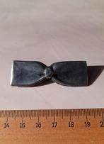 Mooie vintage broche tin Tiel Holland strik hand made, Overige materialen, 4 tot 7 cm, Ophalen of Verzenden, Zo goed als nieuw