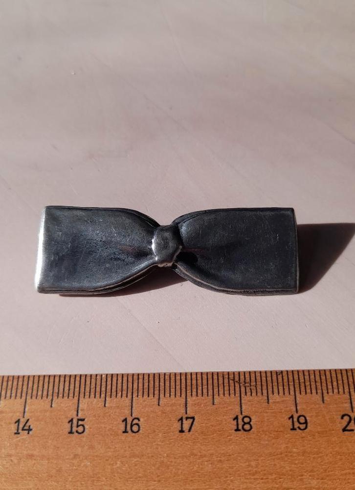 Mooie vintage broche tin Tiel Holland strik hand made, Sieraden, Tassen en Uiterlijk, Broches, Zo goed als nieuw, Overige materialen