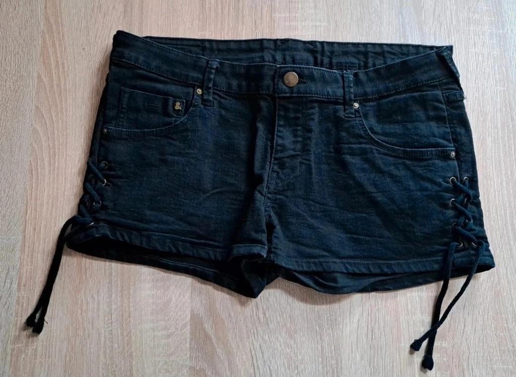 Kort Broekje - Hotpants - Laced - Gothic - Goth - H&M, Kleding | Dames, Spijkerbroeken en Jeans, H&M, Zwart, Ophalen of Verzenden