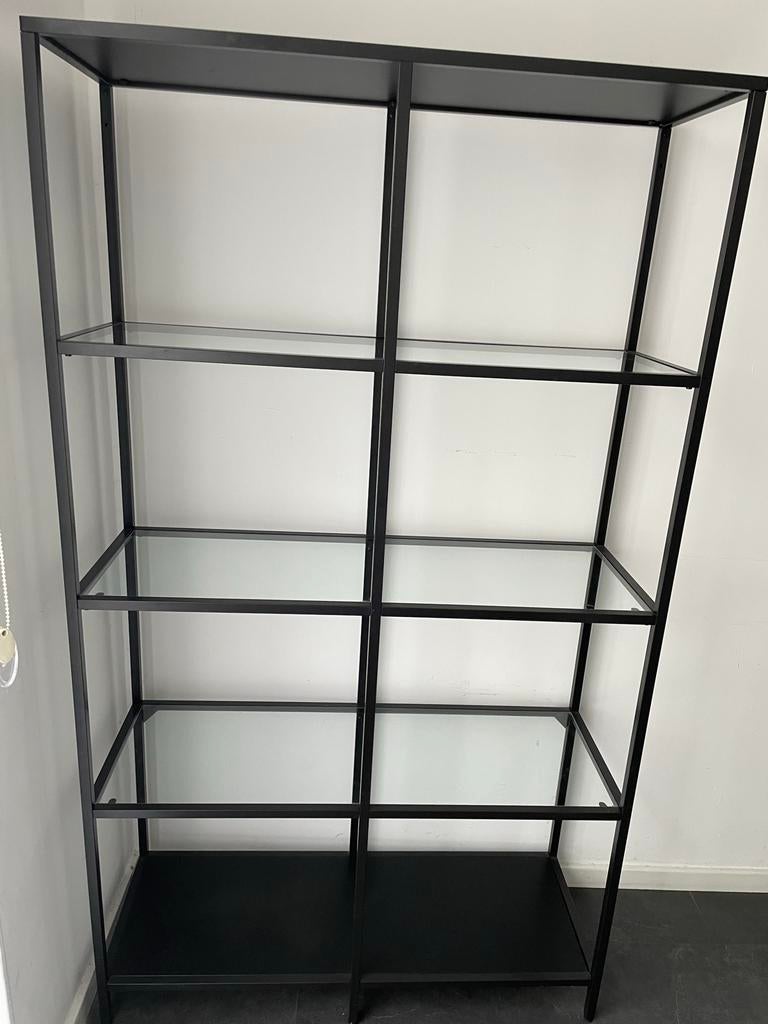 Zwarte vitrine kast met glazen planken, Ophalen, Met plank(en), Gebruikt, 50 tot 100 cm