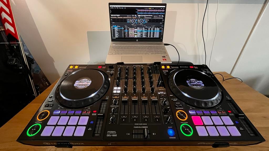 Pioneer DDJ-1000 DJ-set met standaards, stofkap en travelbag, Muziek en Instrumenten, Dj-sets en Draaitafels, Ophalen of Verzenden
