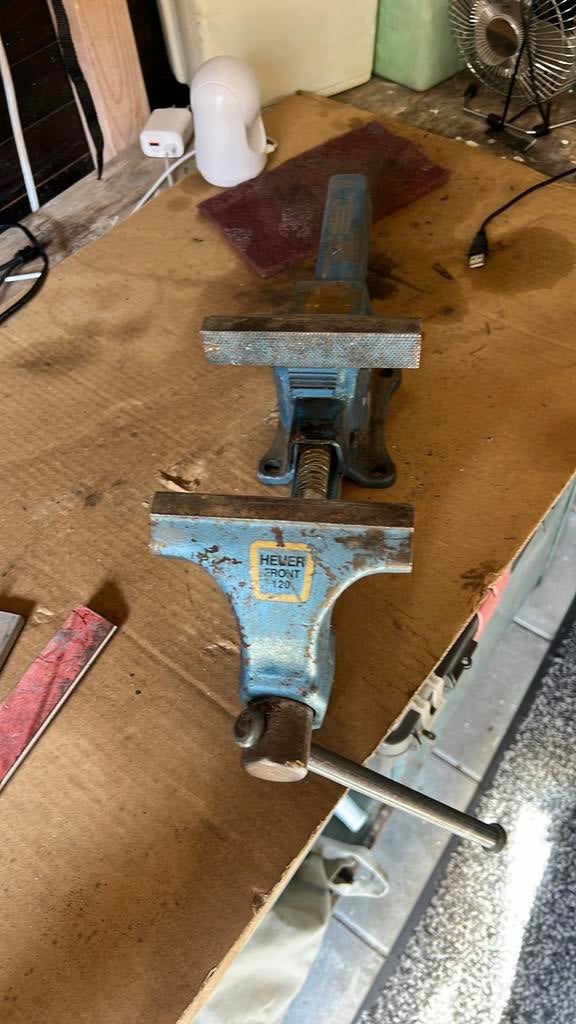 Gebruikte bankschroef compleet met magnetisch bekken, Doe-het-zelf en Verbouw, Werkbanken, Ophalen, Gebruikt, 70 tot 120 cm, Bankschroef