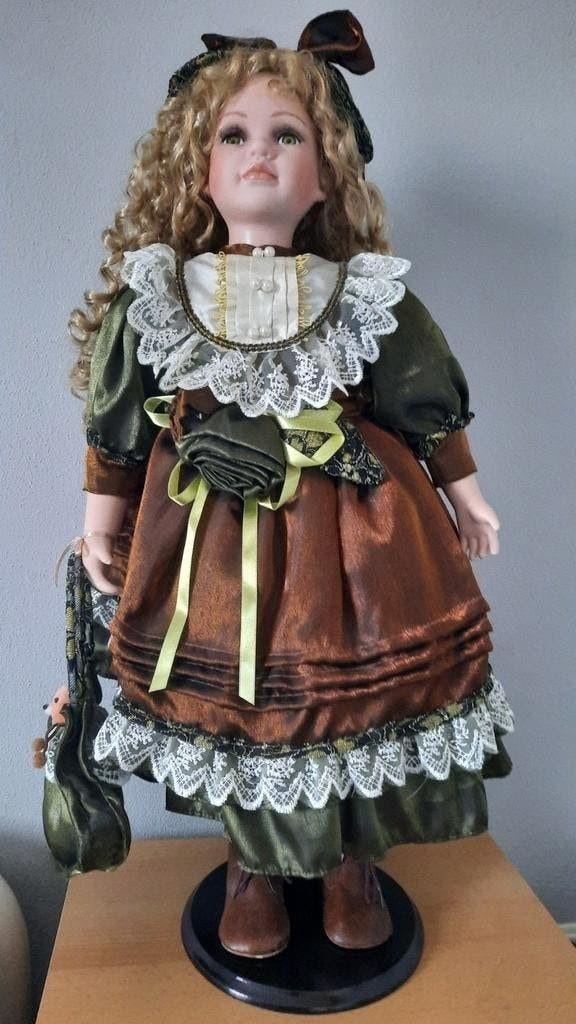 Pop met porseleinen hoofd en handen met echtheid certificaat, Verzamelen, Poppen, Ophalen of Verzenden, Zo goed als nieuw, Pop