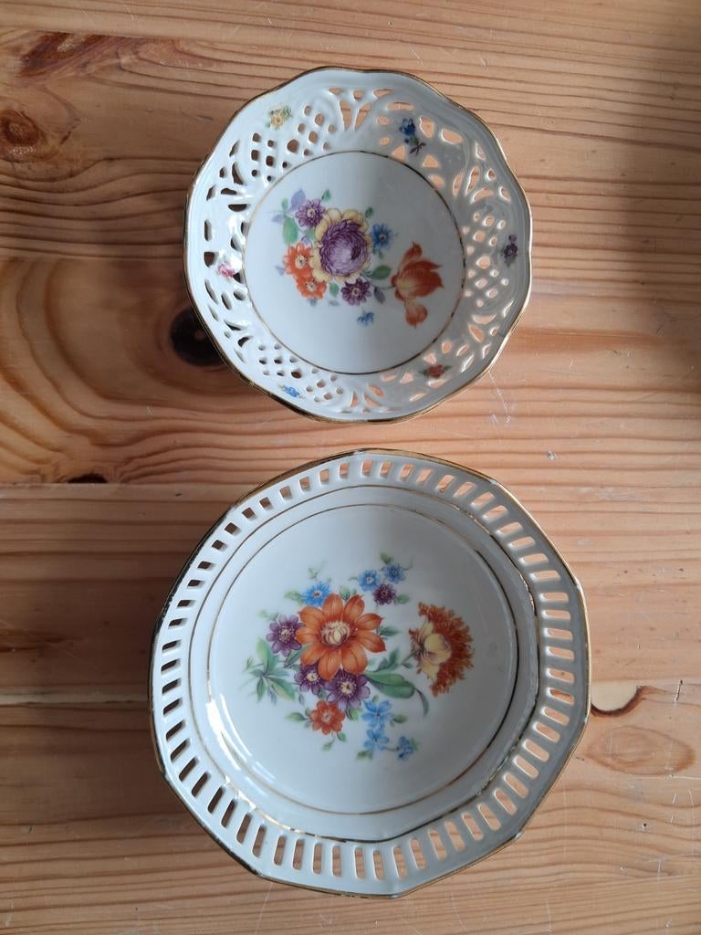 Twee Bavaria porseleinen schaaltjes met bloemen, Antiek en Kunst, Ophalen of Verzenden