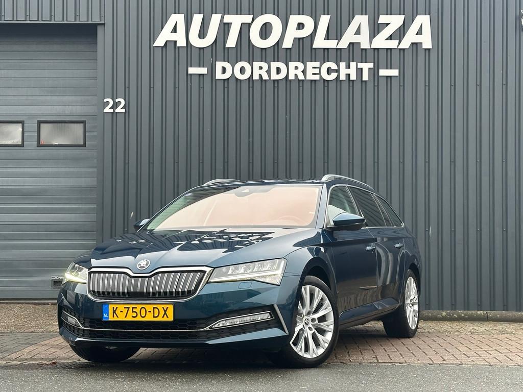 Skoda Superb Combi 1.4 TSI iV Business Edition Plus ADAPTIVE, Auto's, Skoda, Gebruikt, Blauw, Hybride Elektrisch/Benzine, 1600 kg