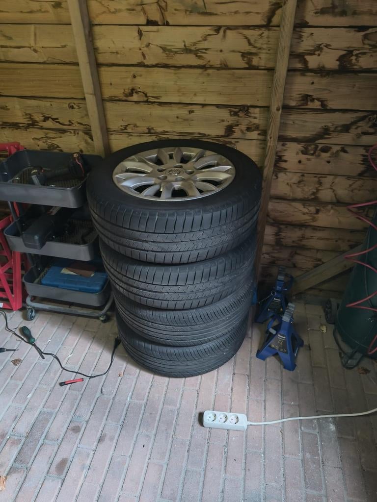 Licht metalen velgen + banden 205/55 R16, Auto-onderdelen, Banden en Velgen, Ophalen of Verzenden