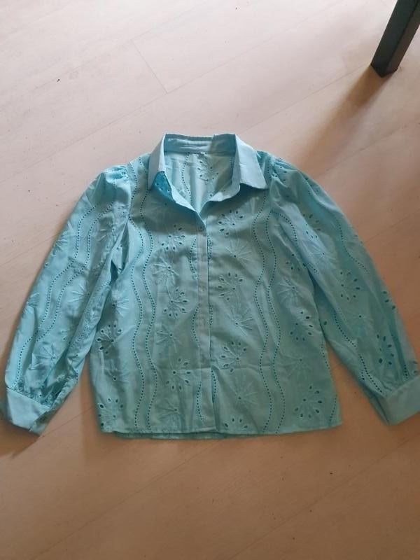 Nieuw! blauwe broderie blouse maat L!, Kleding | Dames, Blouses en Tunieken, Verzenden, Nieuw, Maat 42/44 (L), Blauw