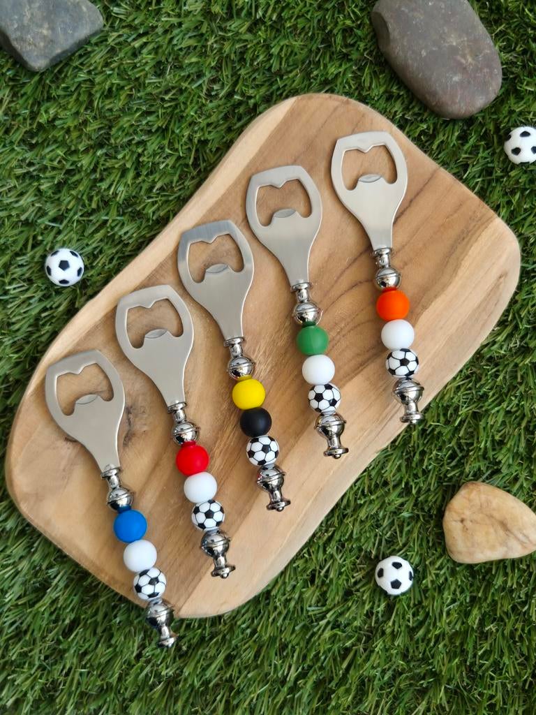 Handgemaakte voetbal sleutelhangers & bieropeners, Ophalen of Verzenden, Nieuw, Overige sporten, Overige typen