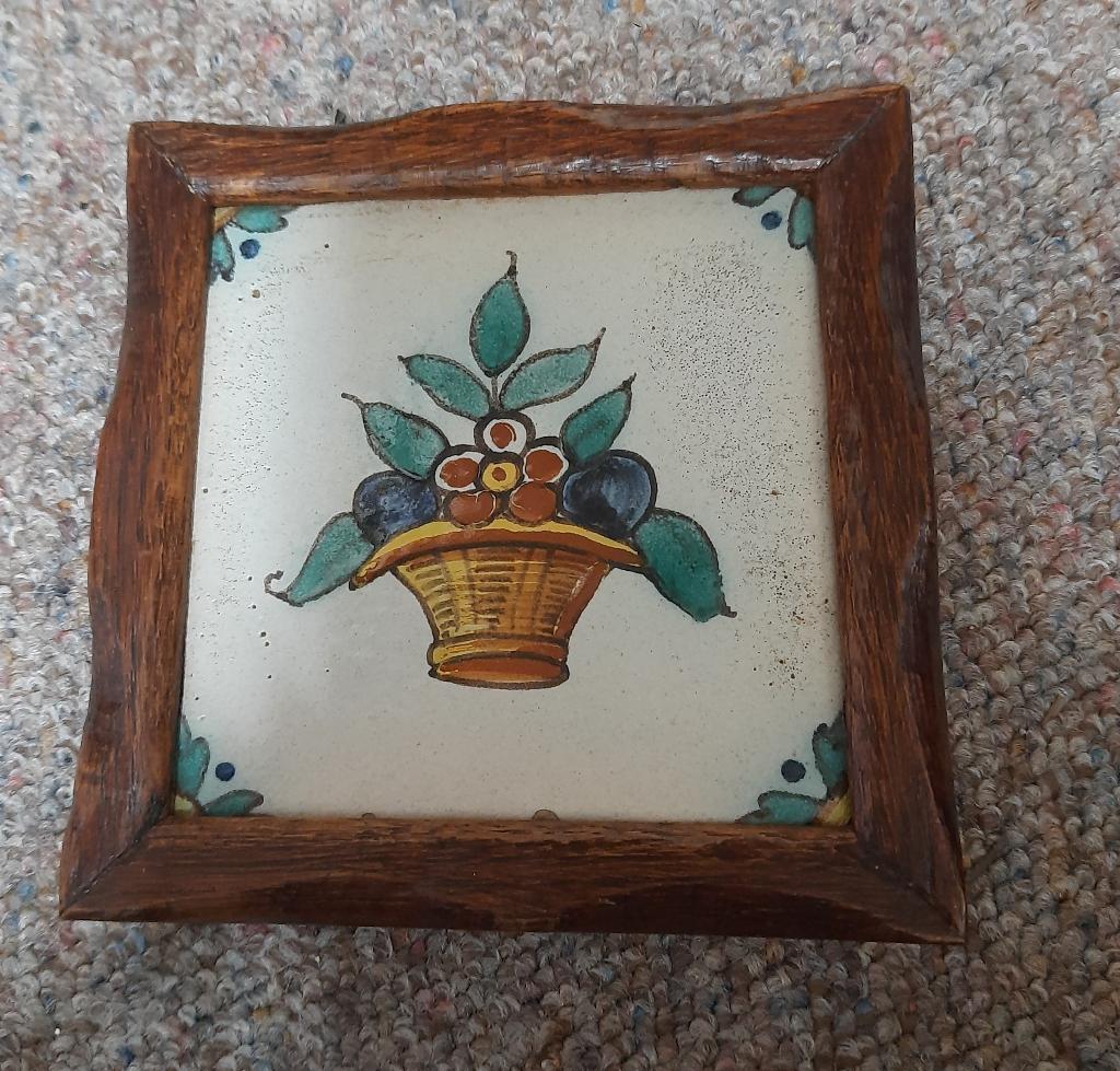 Antieke tegel in houten lijst "Mand", Antiek en Kunst, Antiek | Wandborden en Tegels, Ophalen of Verzenden