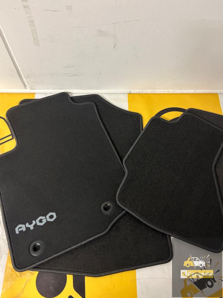 Toyota AYGO Mattenset Compleet Nieuwe origineel set, Info@fabrikant.eu, Fabrikant BV, Fabrikantstraat 1
1000 AA  Amsterdam, NL