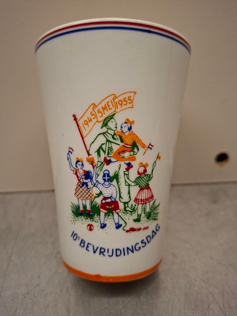 Koningsdag bevrijdingsdag 1955 beker oranje logo, Ophalen of Verzenden, Gebruikt, Servies
