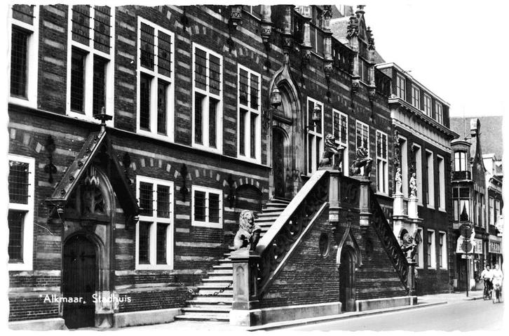 939363 Alkmaar NH 1963 stadhuis Gelopen met postzegel, Verzamelen, Ansichtkaarten | Nederland, Gelopen, Noord-Holland, 1960 tot 1980