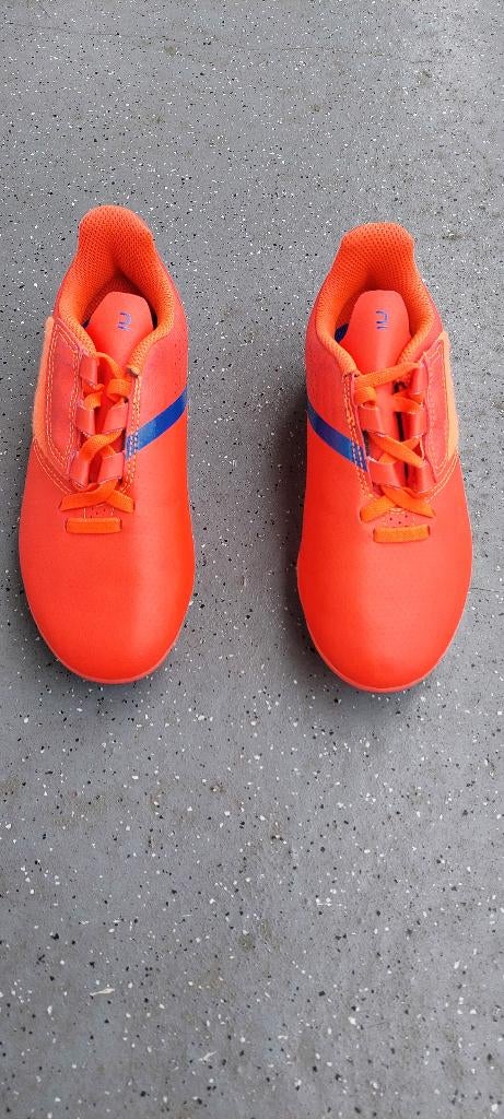 Nieuwe voetbalschoen kind met noppen, Sport en Fitness, Voetbal, Ophalen, Maat XS of kleiner, Schoenen, Nieuw