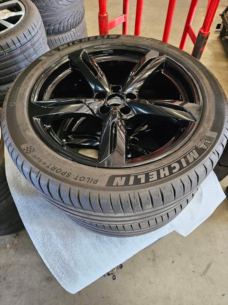 Originele Audi Q5 20 inch velgen zwart metallic+ zomerbanden, Auto-onderdelen, Banden en Velgen, Ophalen, Gebruikt, 255 mm, Banden en Velgen