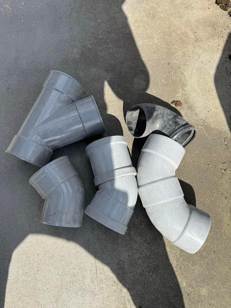 Diverse pvc bochten en t-stukken Wavin, Martens, DYKA, Doe-het-zelf en Verbouw, Buizen en Afvoer, Ophalen, Bochten, Gebruikt, Pvc