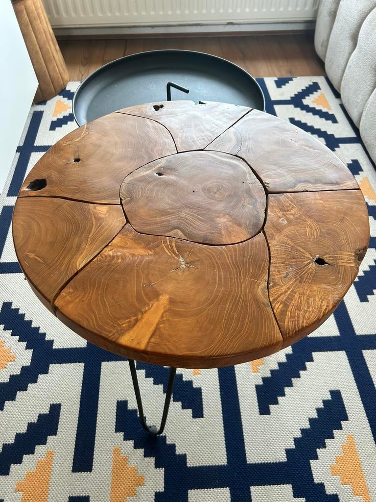 Unieke salontafel massief hout met metalen poten, Rond, Ophalen of Verzenden, Zo goed als nieuw, Minder dan 50 cm
