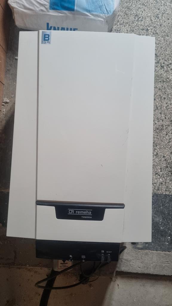Remeha Tzerra CV-ketel met iSense thermostaat, Doe-het-zelf en Verbouw, Verwarming en Radiatoren, Zo goed als nieuw, Cv-ketel of Combi-ketel