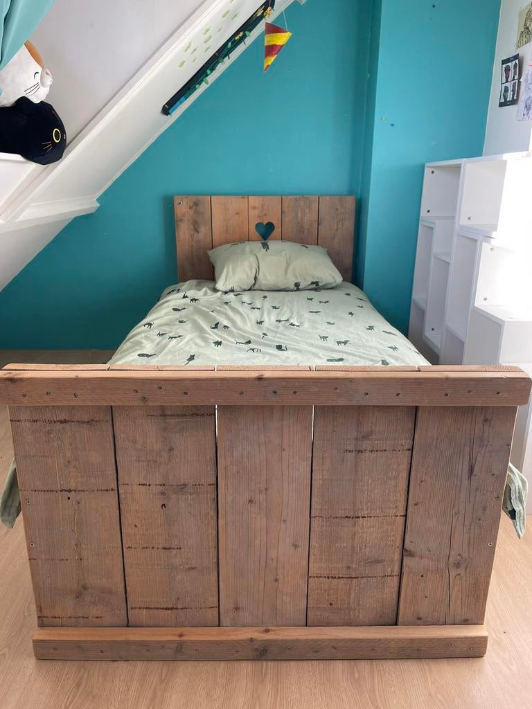 1 persoonsbed steigerhout greywash, Kinderen en Baby's, Kinderkamer | Bedden, Ophalen, 85 tot 100 cm, Zo goed als nieuw, Lattenbodem
