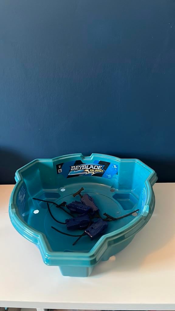 Beyblade bak met 4 launchers!, Ophalen of Verzenden, Gebruikt