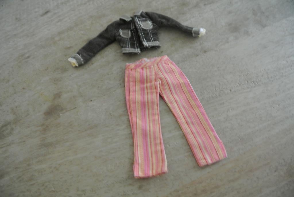 Barbie Kleertjes Happy Family/ nr 48, Verzamelen, Poppen, Ophalen of Verzenden, Zo goed als nieuw, Kleertjes