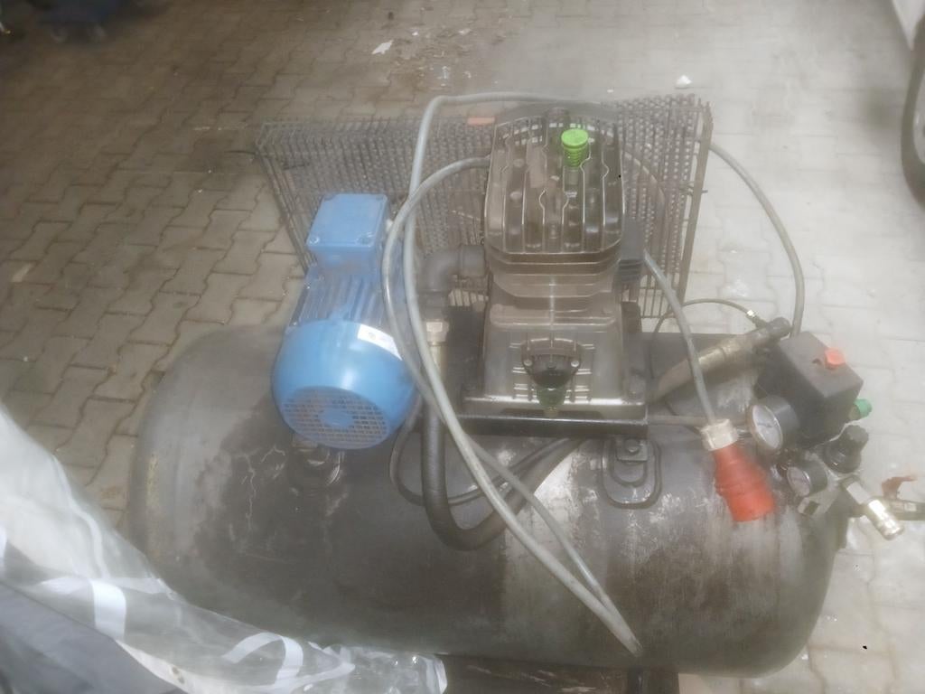 Grote Gebruikte compressor, werkt prima draait goed, Gebruikt, Ophalen of Verzenden, Minder dan 200 liter/min, Mobiel
