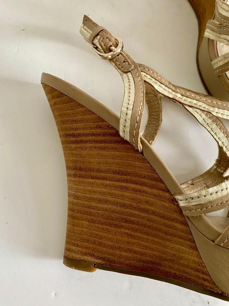 H208 Guess maat 38 Sleehak pumps sandalen schoenen hak beige, Guess, Beige, Ophalen of Verzenden, Zo goed als nieuw