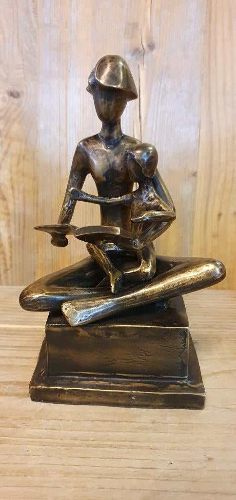 Moeder leest voor uit boek / kind / bronzenbeeld, Antiek en Kunst, Kunst | Beelden en Houtsnijwerken, Brons, Handgemaakt, Ophalen of Verzenden