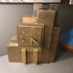 Wie weet de ontwerper. Fraaie Haagse school klok van koper., Ophalen of Verzenden