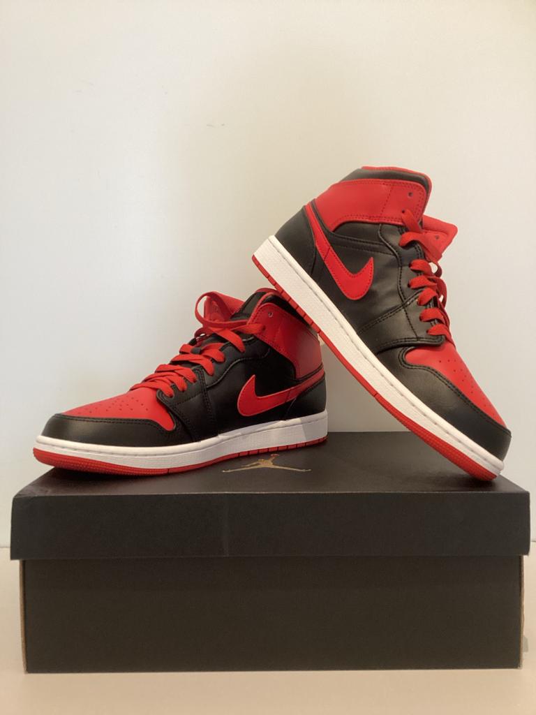 Air Jordan 1 Mid Alternate Bred (2022) Nieuw, Ophalen, Zo goed als nieuw, Sportschoenen, Zwart