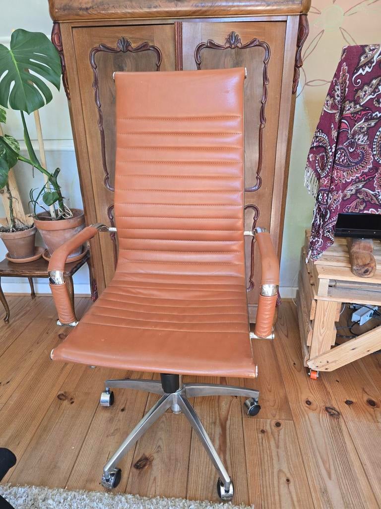 Mooie replica van de Vitra Eames EA117 bureaustoel, Ophalen of Verzenden, Zo goed als nieuw, Bruin